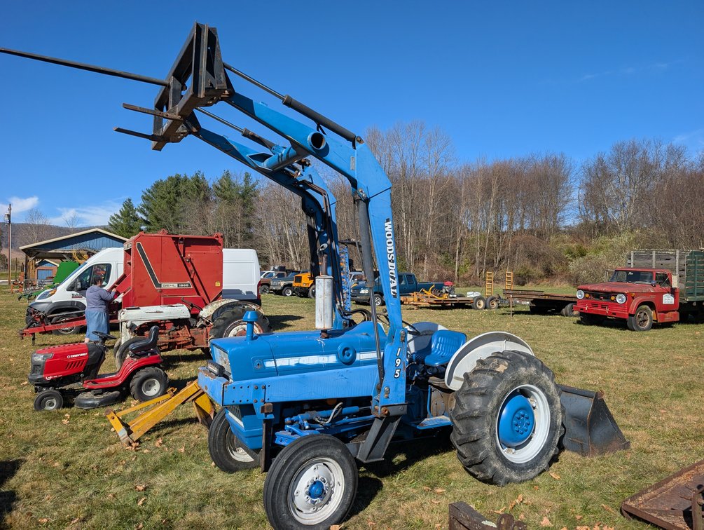 Ford 2000 Tractor With Loader