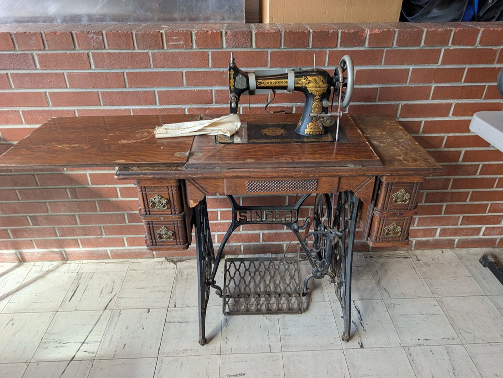 Vintage Singer Mfg Co Sewing Machine, 