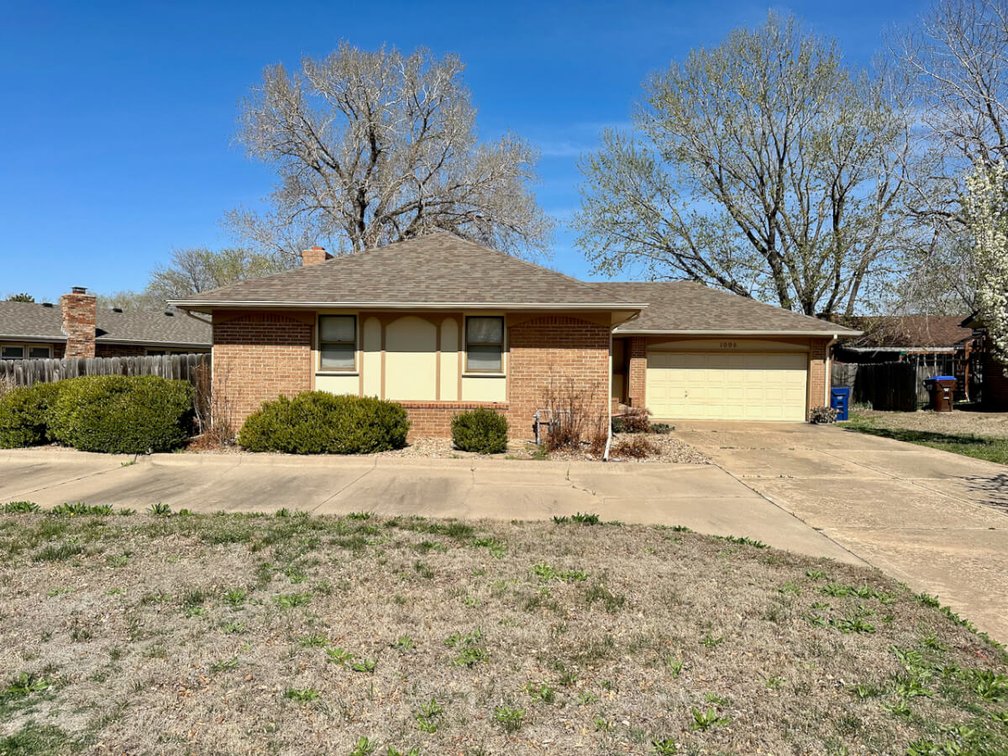 1006 S Cooper St, Wichita, KS 67207: 3 Bed 2.5 Bath All Brick Home photo 2