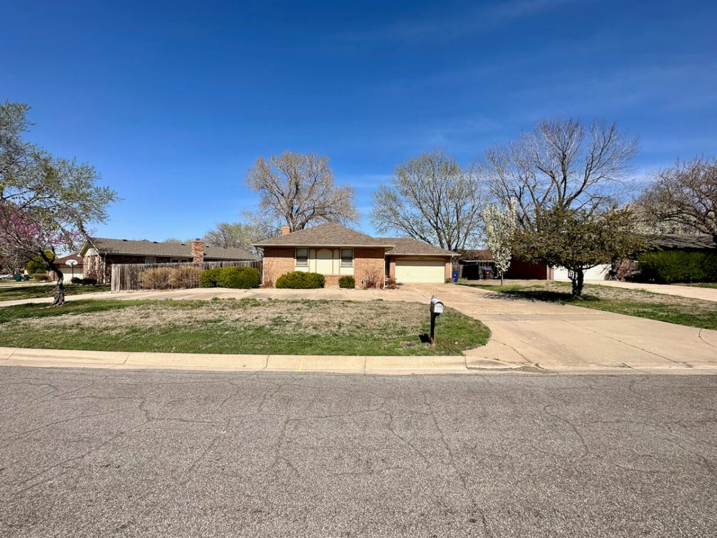 1006 S Cooper St, Wichita, KS 67207: 3 Bed 2.5 Bath All Brick Home photo 3