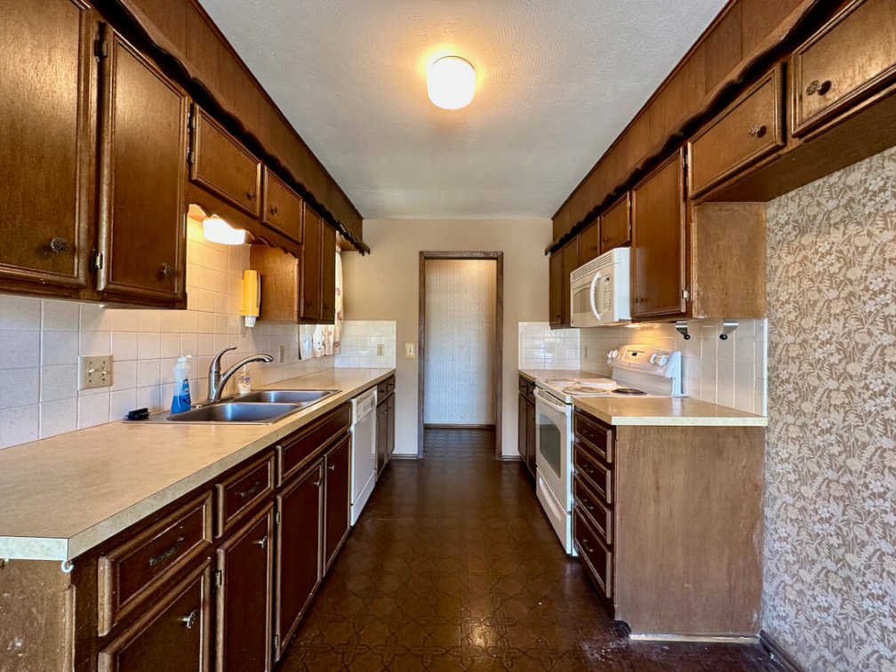 1006 S Cooper St, Wichita, KS 67207: 3 Bed 2.5 Bath All Brick Home photo 10