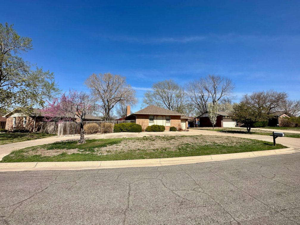 1006 S Cooper St, Wichita, KS 67207: 3 Bed 2.5 Bath All Brick Home photo 4