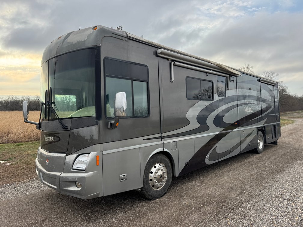 2006 Winnebago Vectra Motor Home photo 1