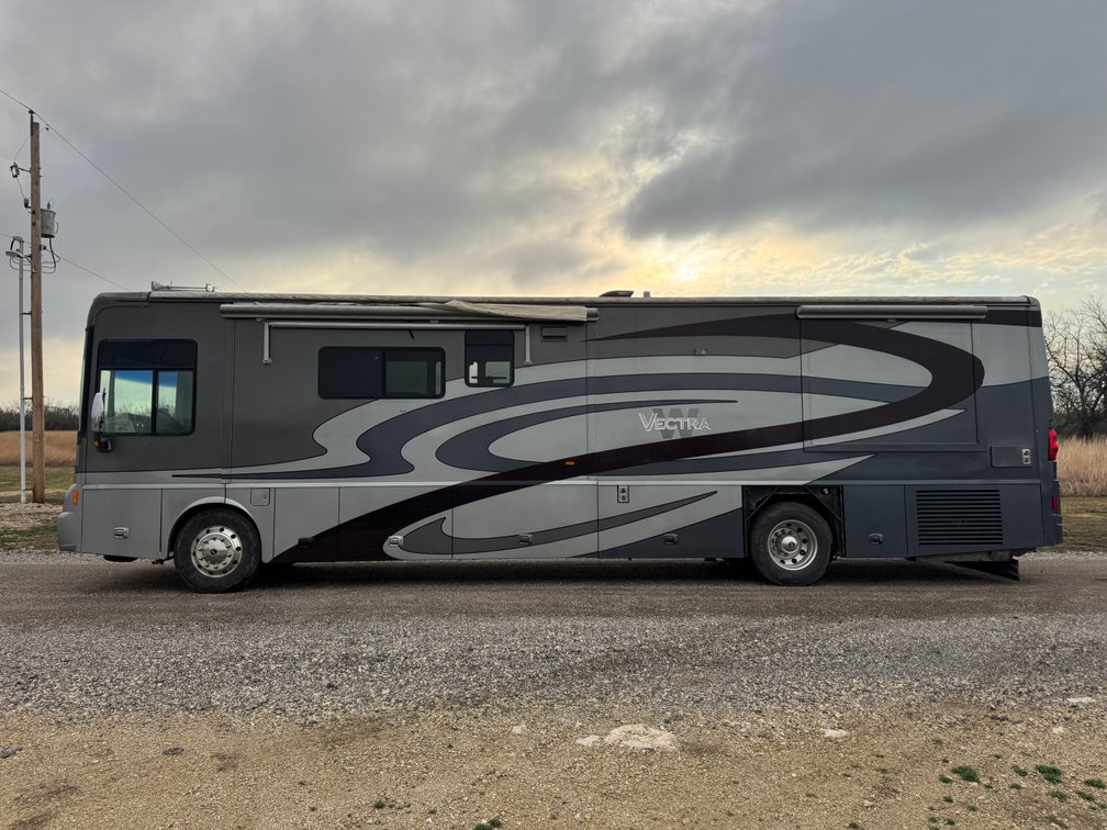2006 Winnebago Vectra Motor Home photo 2