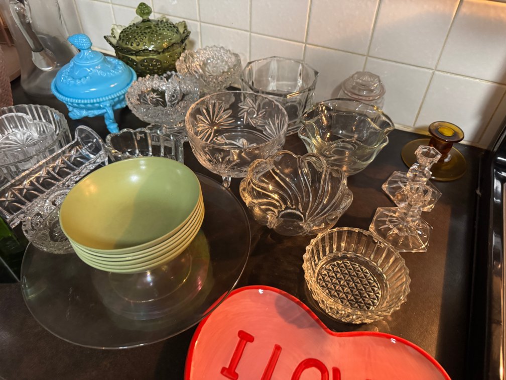 Contents of counter, glassware photo 2
