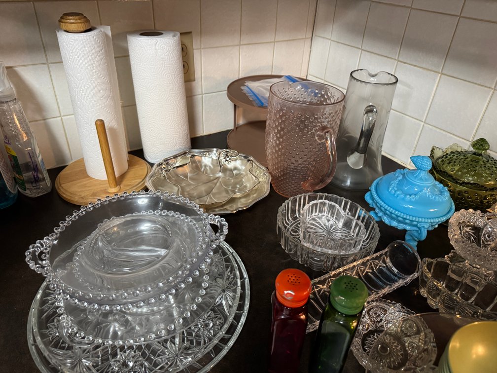 Contents of counter, glassware photo 3