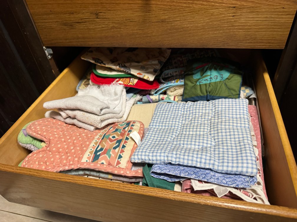 Contents of lower cabinet, pots and pans photo 4