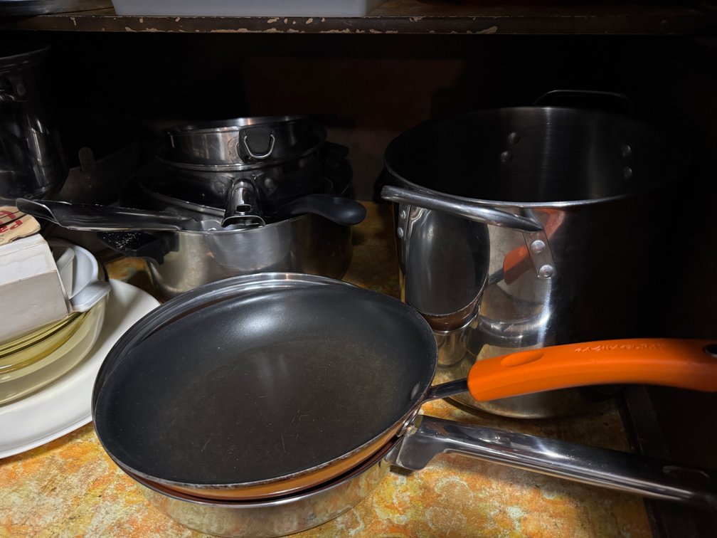 Contents of lower cabinet and drawers photo 2
