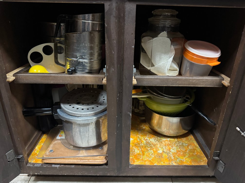 Contents of lower cabinet and drawers photo 4