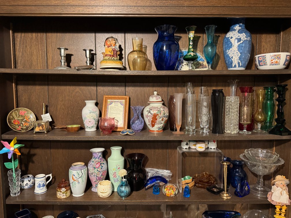 Contents of cabinet, glassware, photo 2
