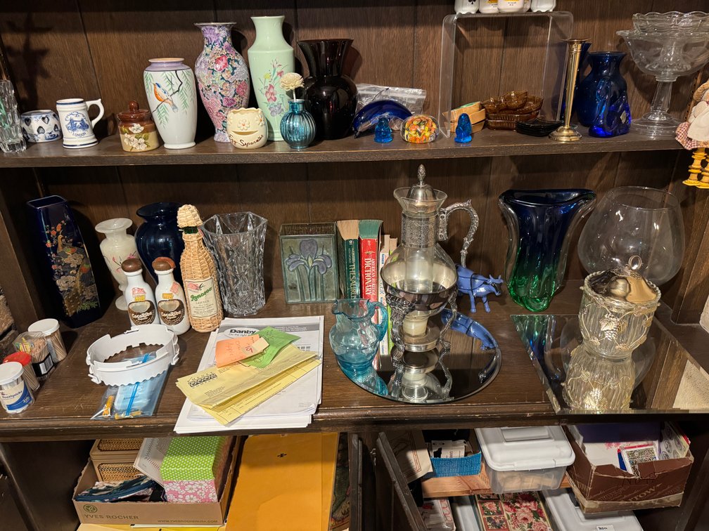 Contents of cabinet, glassware, photo 3