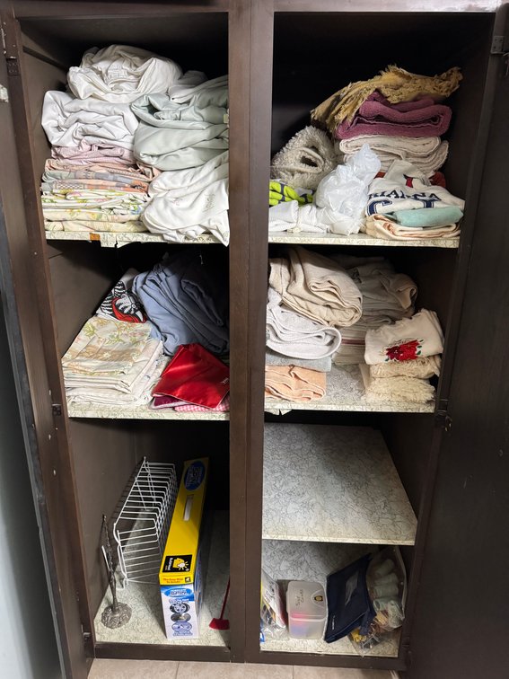 Contents of bathroom Cabinet
