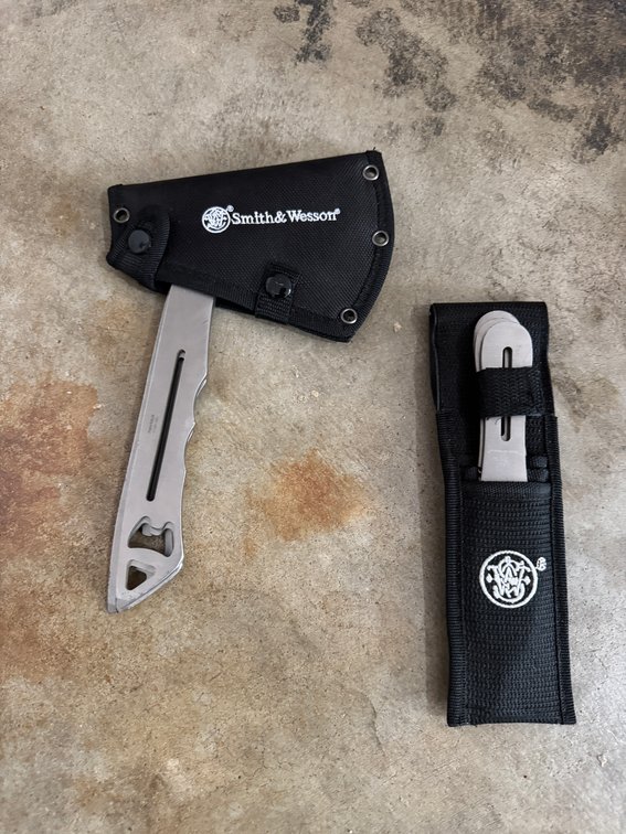 Smith & Wesson Throwing knives and Axe