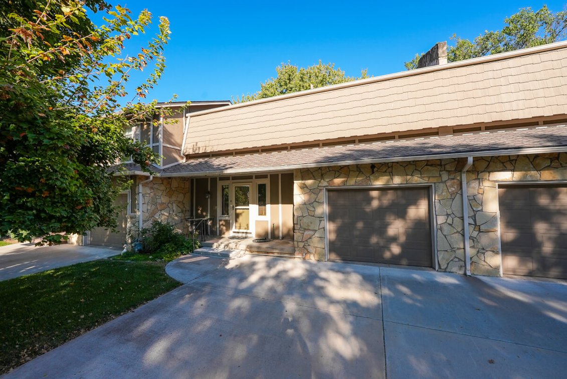 Rolling Hills Estates Condominium: 120 S Maize Rd. Unit 23, Wichita and Personal Property Auction photo 2