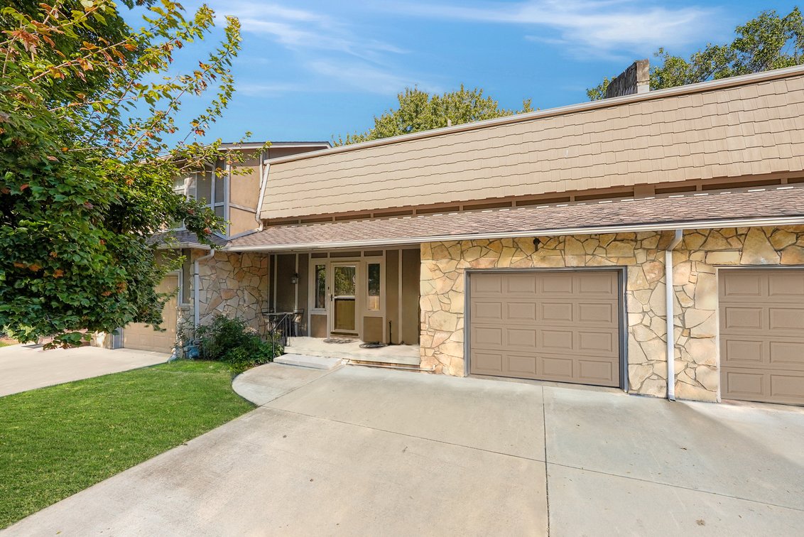 Rolling Hills Estates Condominium: 120 N Maize Rd. Unit 23, Wichita and Personal Property Auction photo 2
