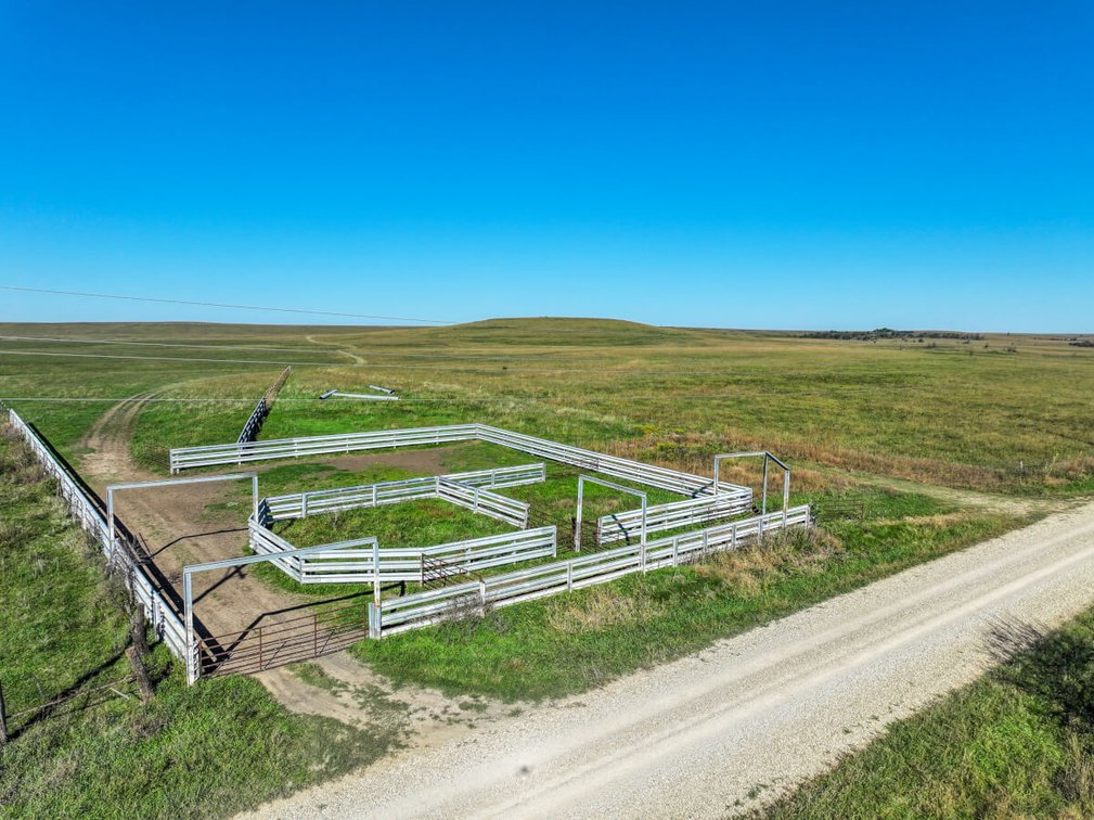 1,120+- Acres Kansas Native Bluestem Pasture Ranch – Woodson County, Kansas photo 4