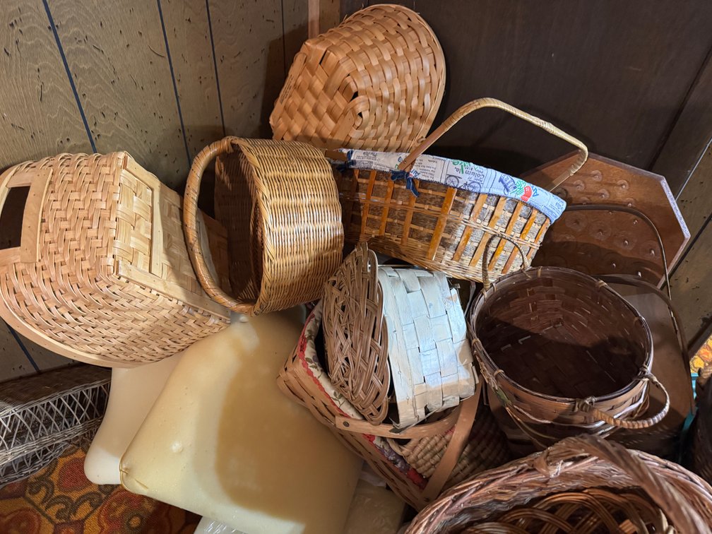 Large lot of assorted whicker baskets photo 2