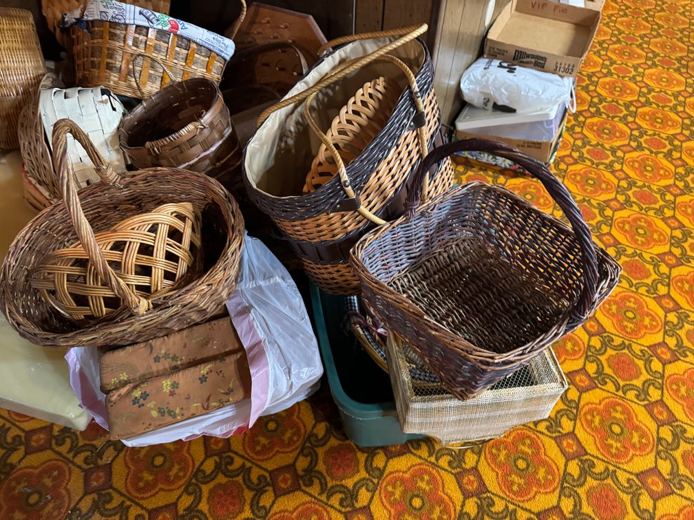 Large lot of assorted whicker baskets photo 3