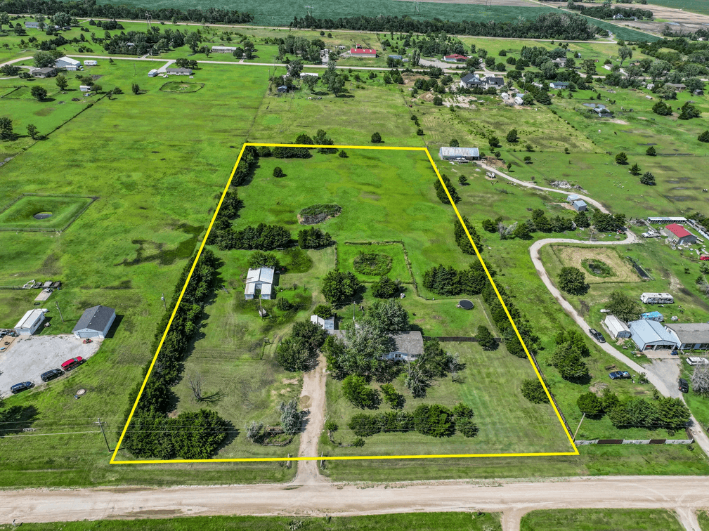 9224 W 82nd St N, Valley Center KS: 4 Bed 2 Bath on 4.7 Acres photo 1