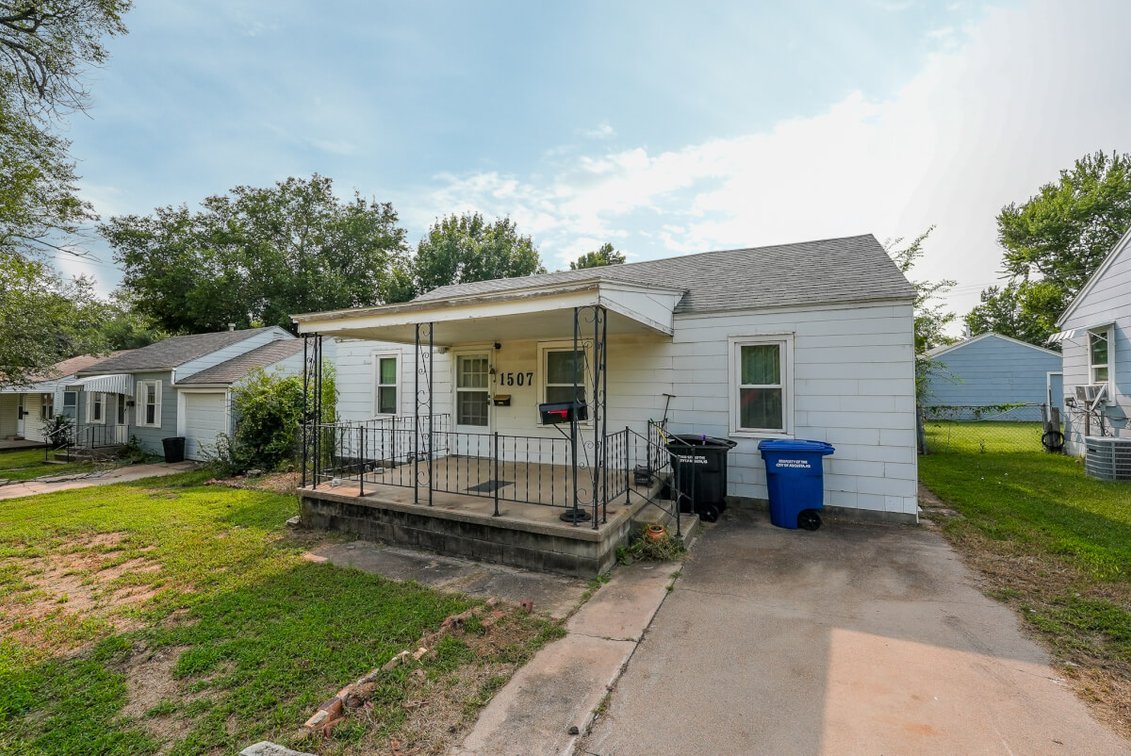 2 Bed 1 Bath Home: 1507 Moyle St, Augusta, KS 67010 photo 2