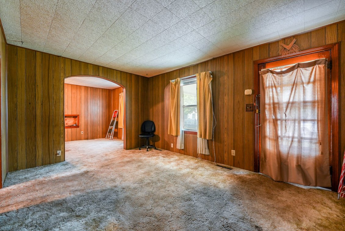 2 Bed 1 Bath Home: 1507 Moyle St, Augusta, KS 67010 photo 3