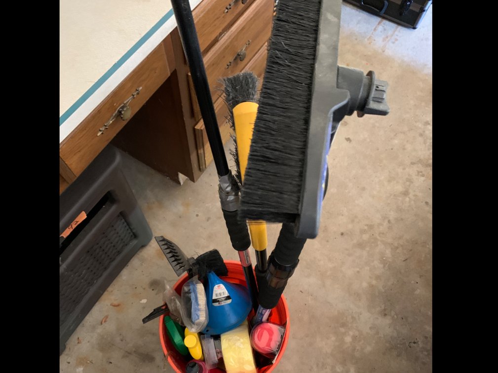 Pail with Auto Brushes