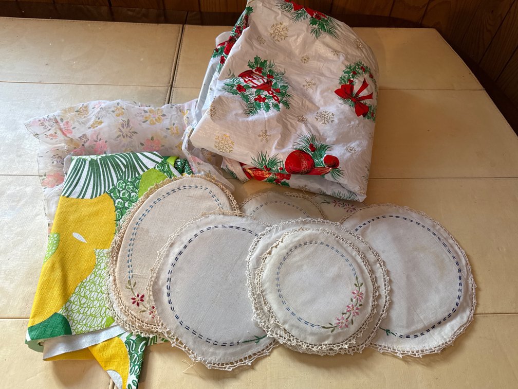Tablecloths, Runners, and Dollies