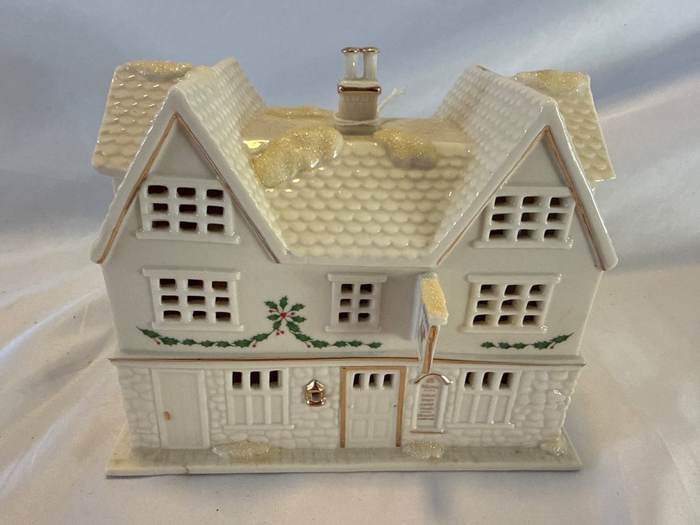 Lenox Musical Christmas Village Tavern