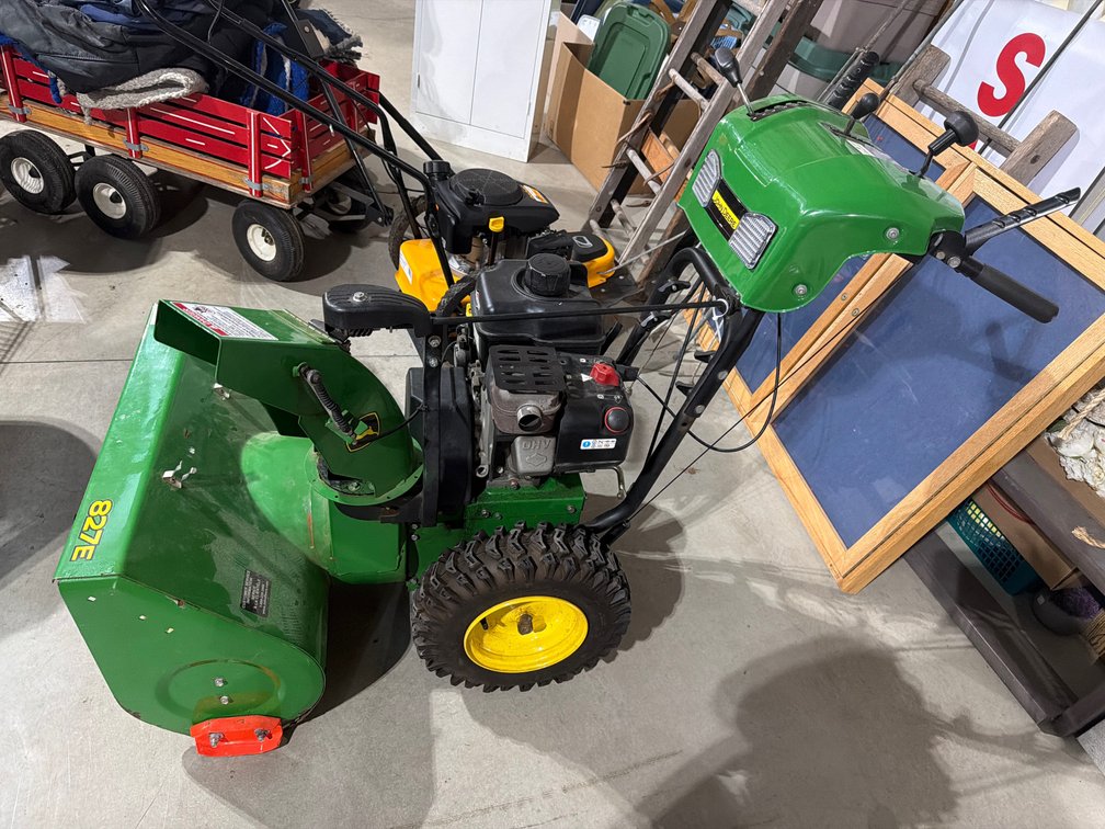 John Deere 827 E Snow Blower
