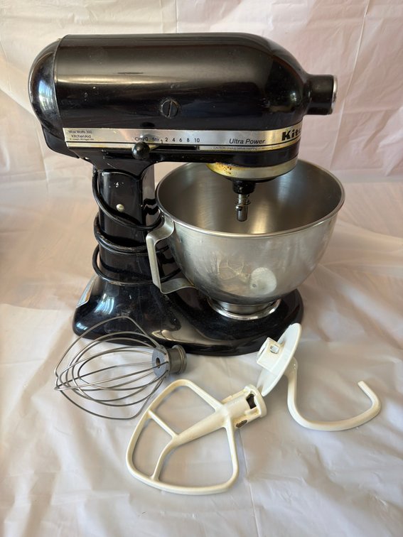 Kitchen Aid Mixer w/Attatchments