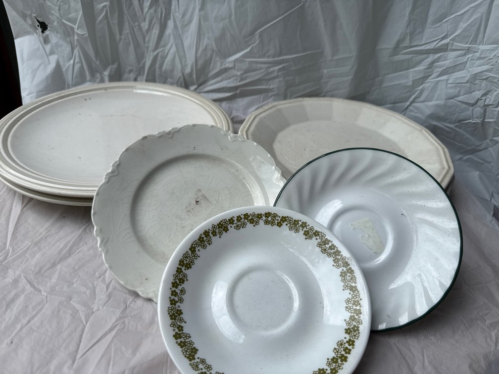 6 Dinner Plates, 4 Saucer plates