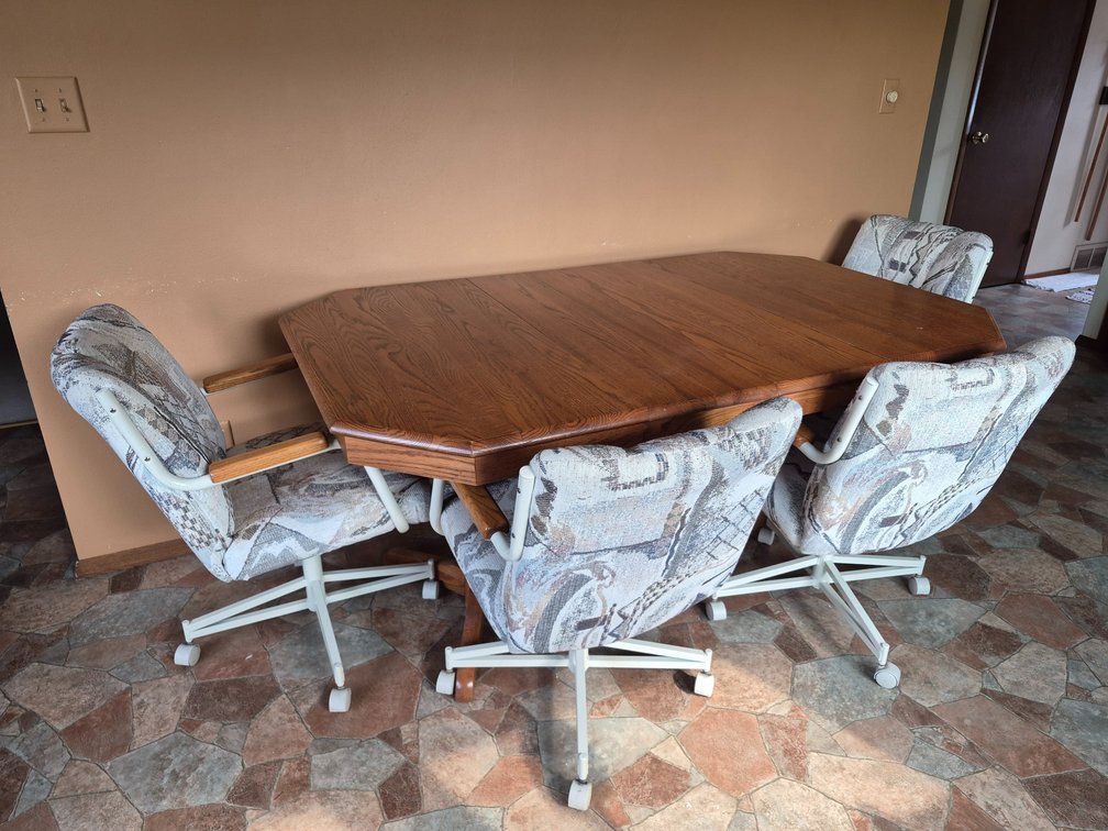 Wood Table w/2 Leafs & 4 Chairs