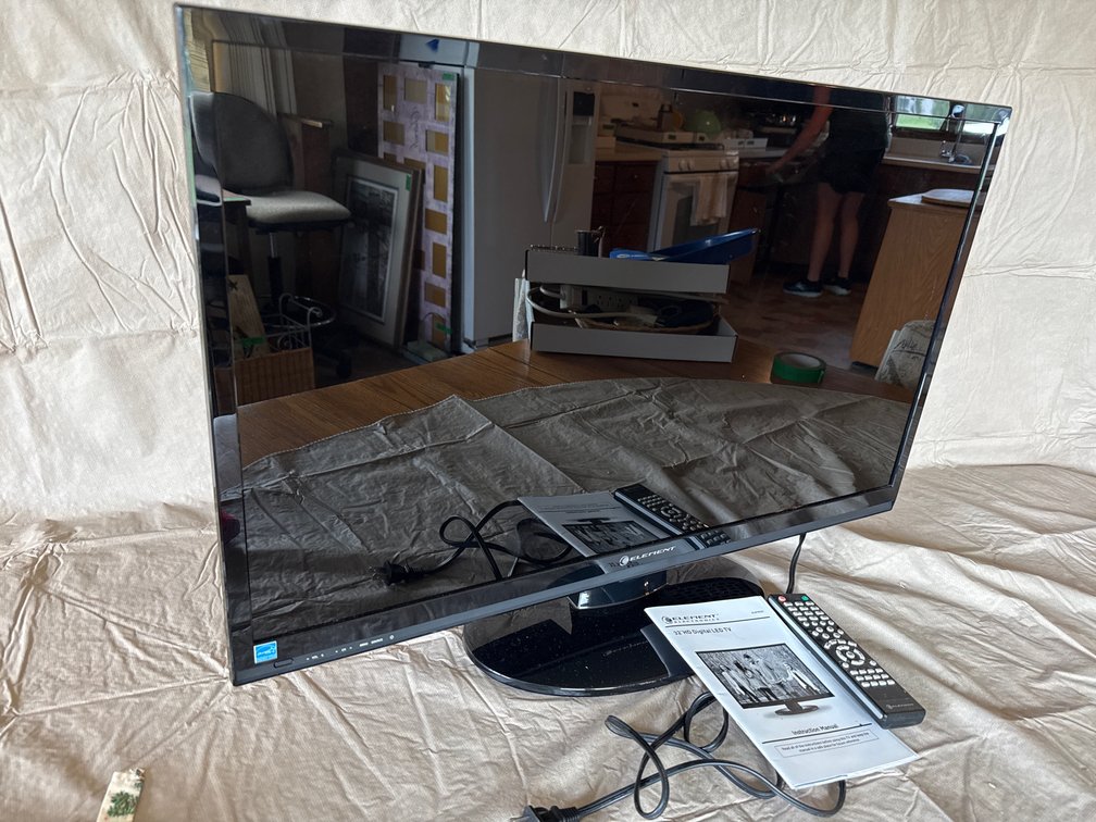 Element 32” HD Digital TV, Remote