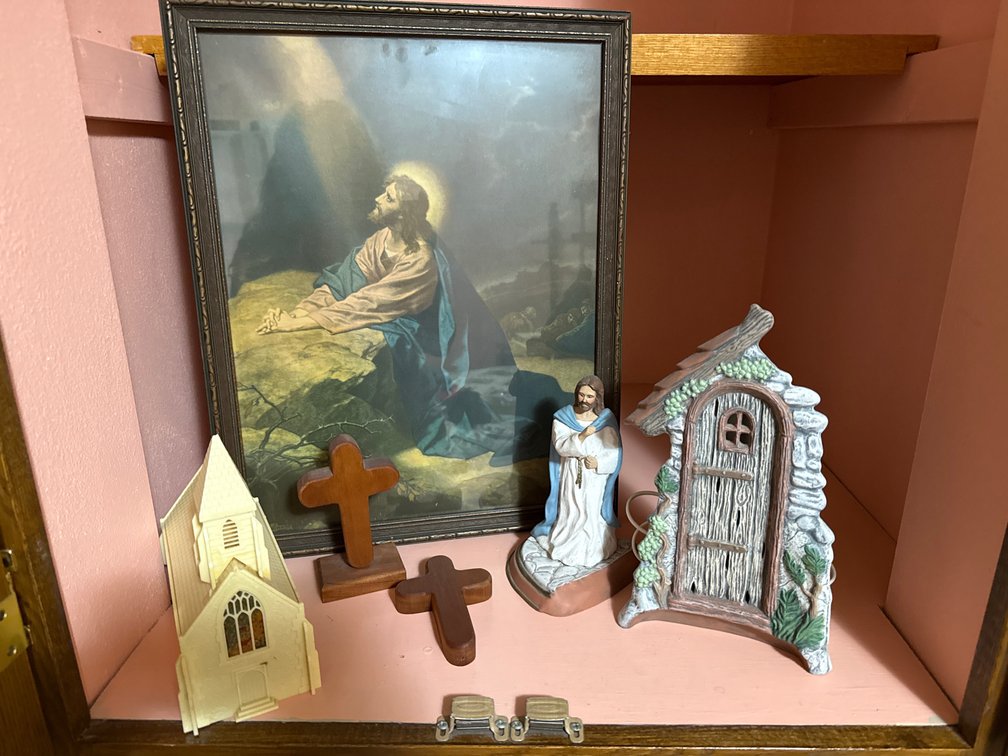Picture of Jesus, Music Box, & Knickknacks