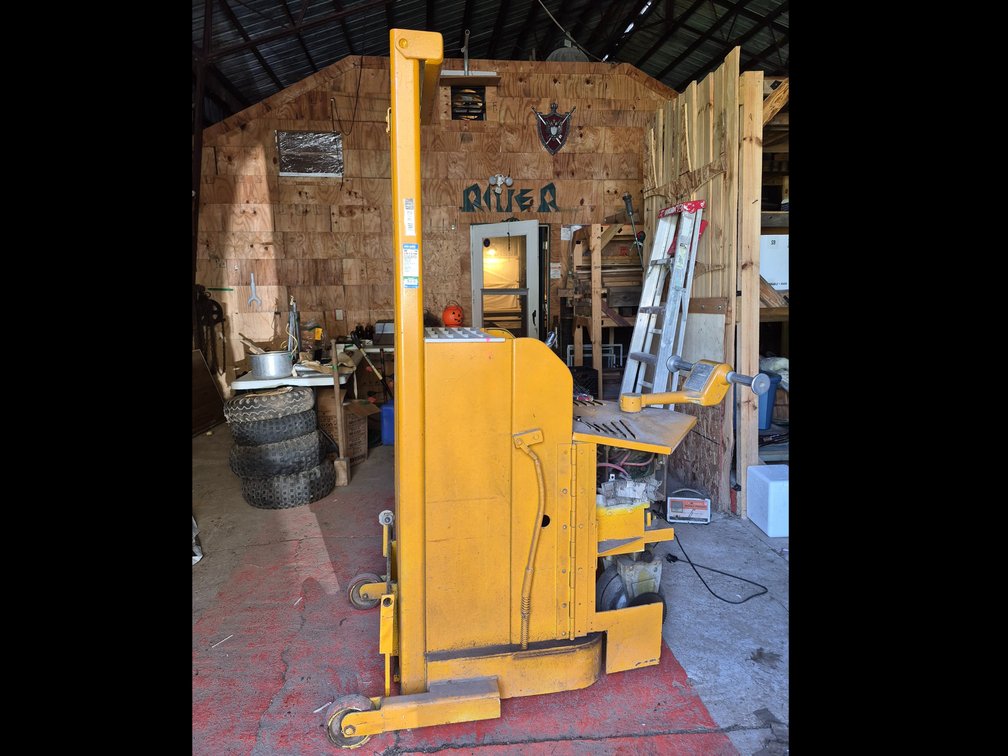 Muvaiun Fork Lift-Works, Battery Needs Charging