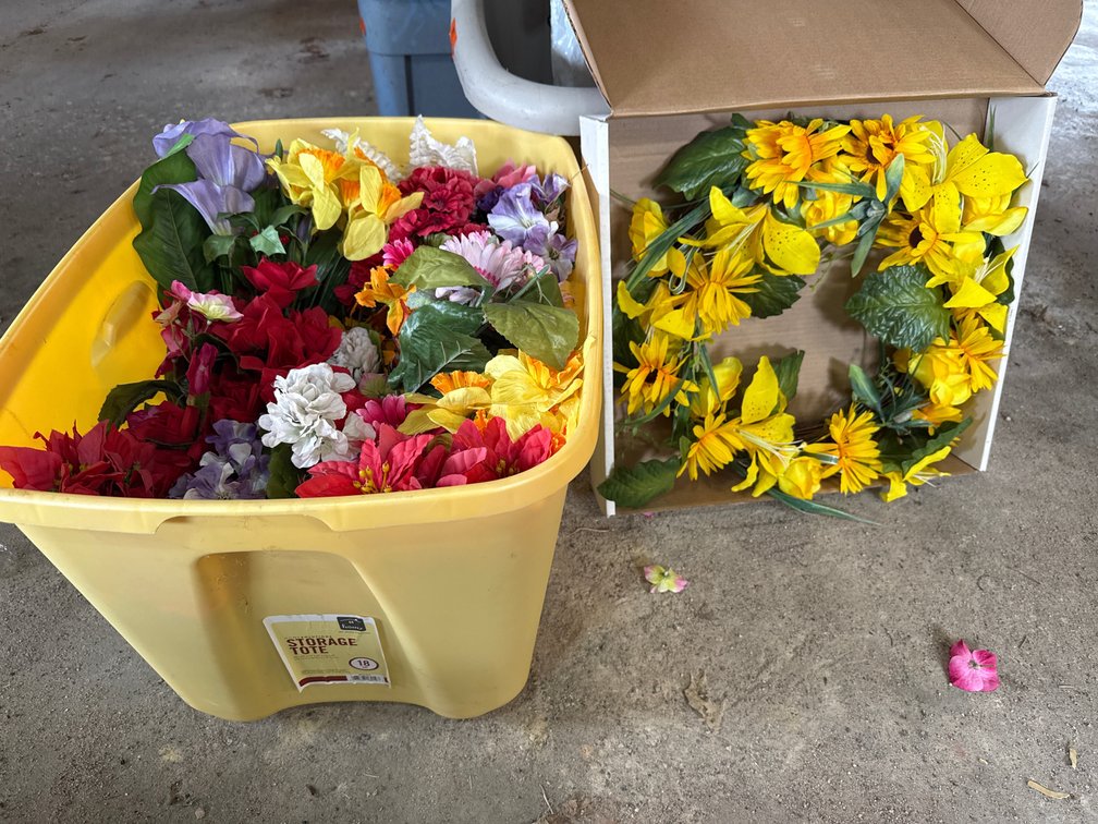 Tote of Flowers, Wreath