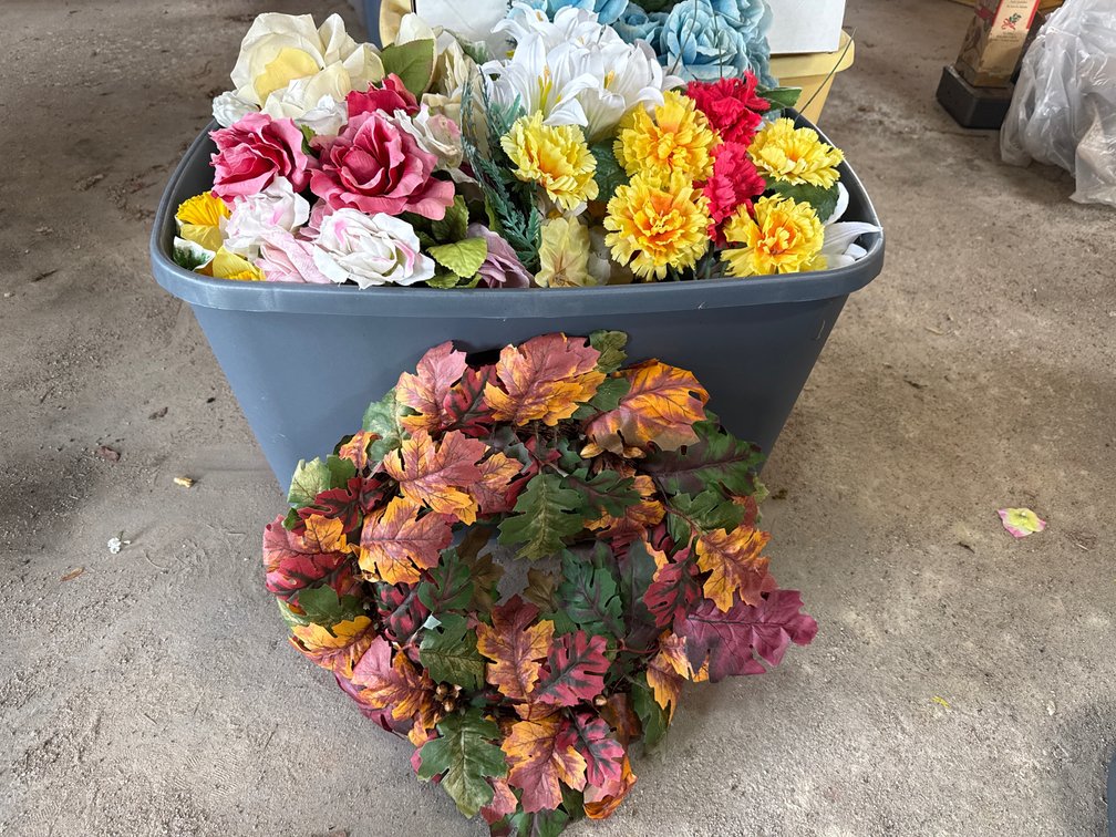 Tote of Flowers, Wreath