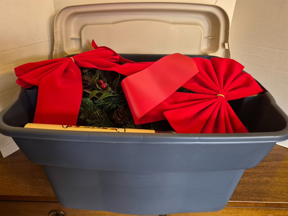 Tote Full of Christmas Wreaths * Artificial Greens & Flowers