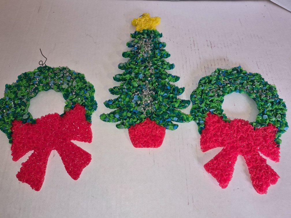 Vintage Plastic Popcorn Wreath & Christmas Tree-These are of a smaller size