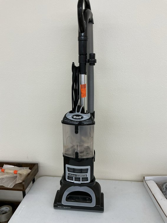 Shark Lift-Away Deluxe Vacuum Cleaner Used