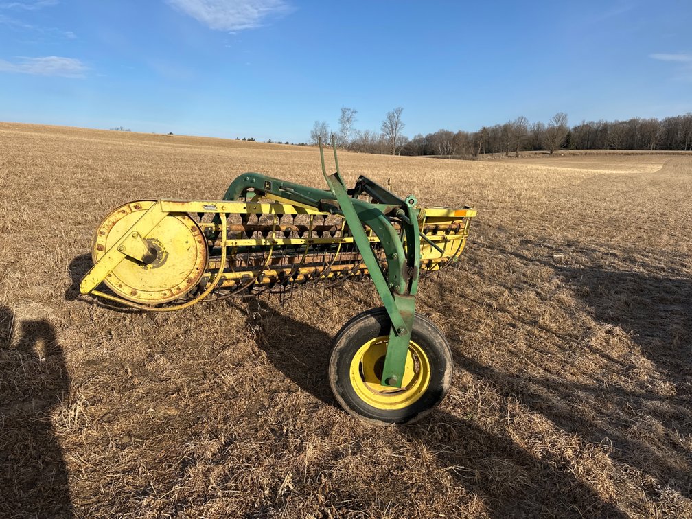 John Deere 660 Hay Rake