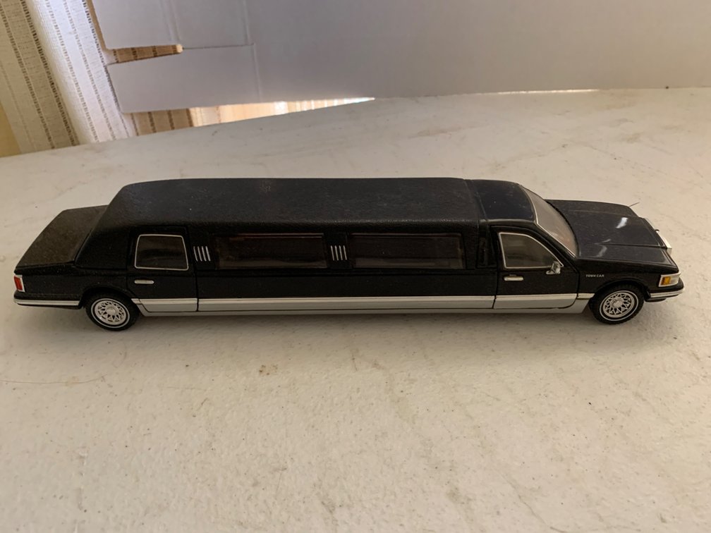 Die Cast 1996 Lincoln Limousine 1/24 Scale