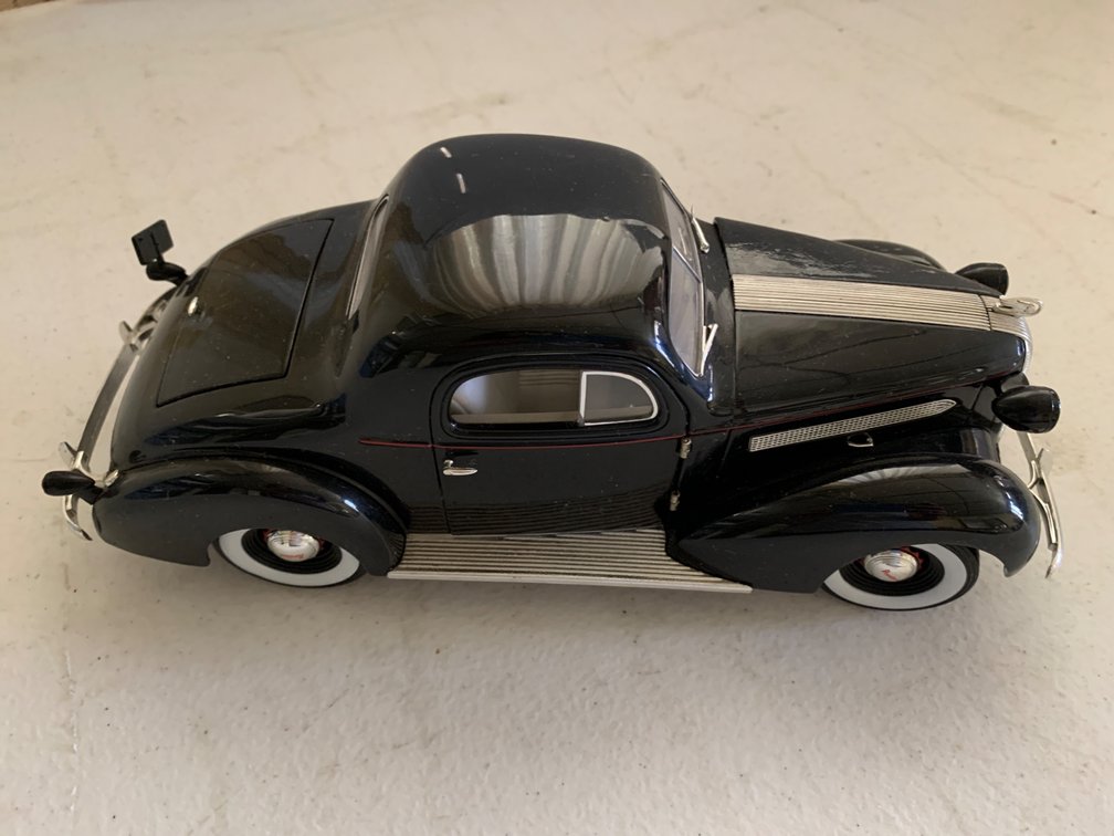 Die Cast 1938 Pontiac Deluxe 1/18 Scale