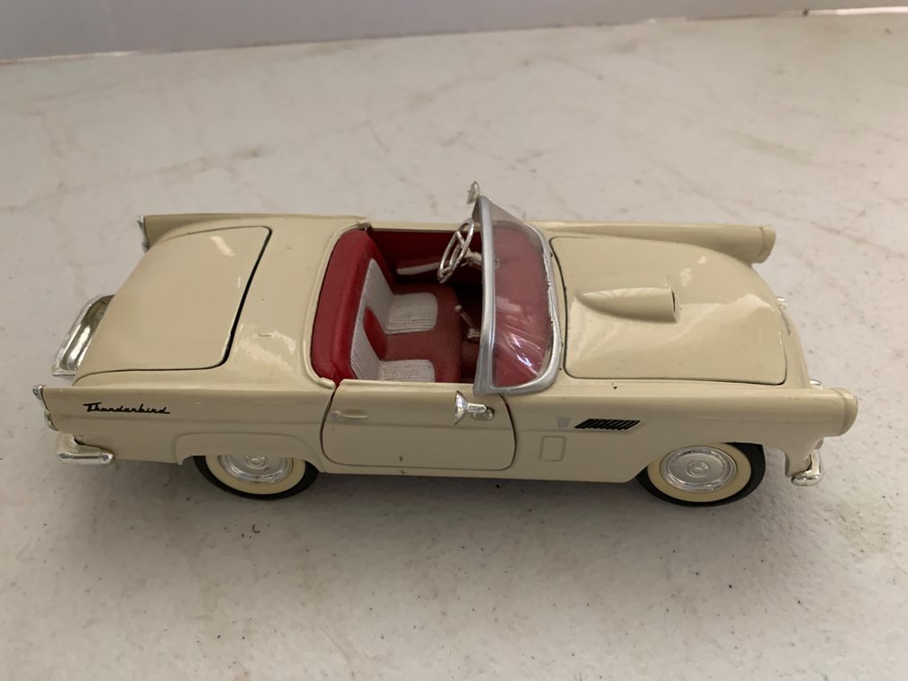 Die Cast 1958 Thunderbird-American Graffiti 1/24 Scale