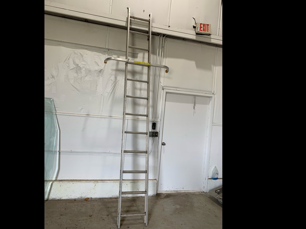 12’ Aluminum Ladder w/Stabilizer