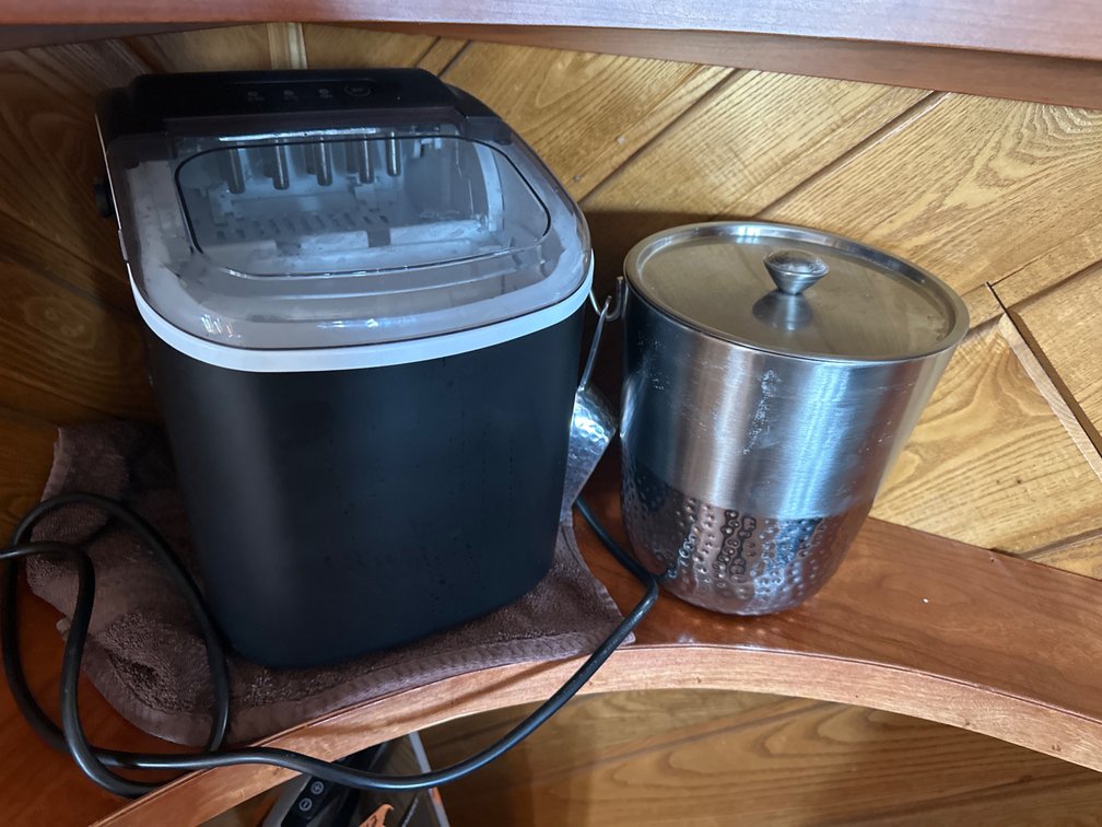 Ice Machine and Ice Bucket