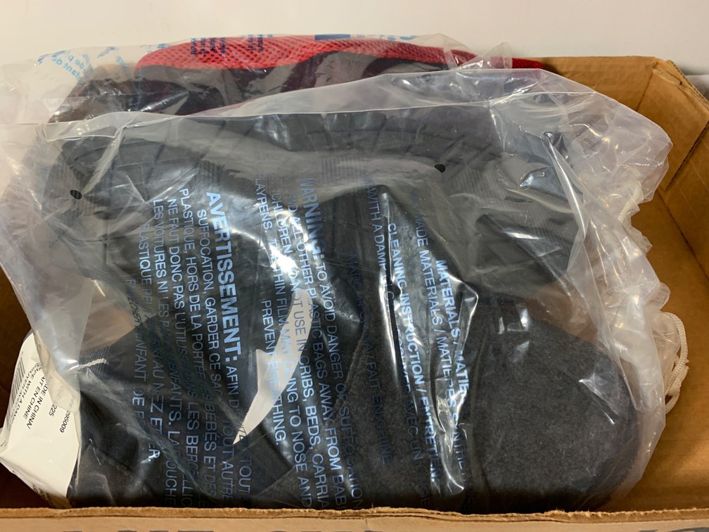 Unisex Slippers & Flip Flops Size Large (9-10)