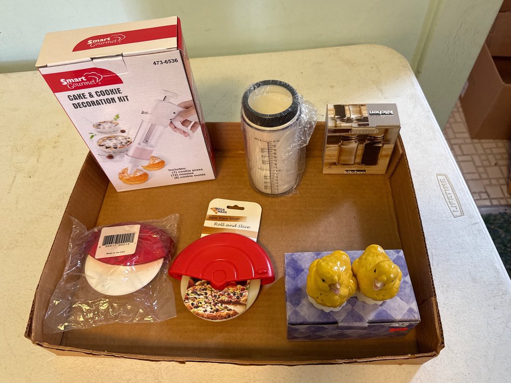 Pizza Cutters, Measuring Cup, Cale Decorating Kit, Salt and Pepper Shakers