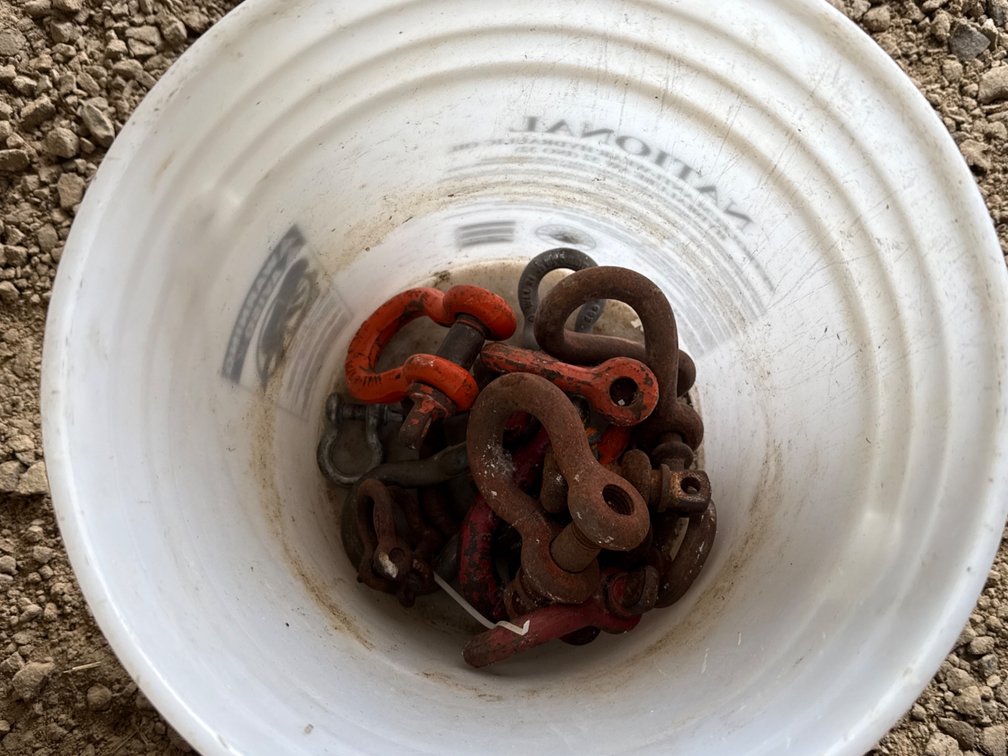 Pail with Clevices