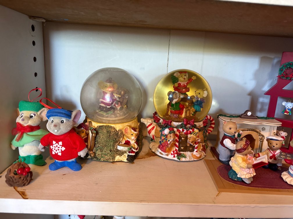 Christmas- Snow Globe Music Boxes And Knickknacks
